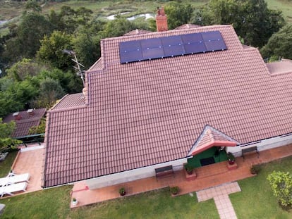 Paneles de SolarProfit en el tejado de una vivienda.  