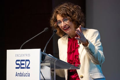 La vicepresidenta primera del Gobierno y ministra de Hacienda, María Jesús Montero, durante un encuentro informativo de la Cadena Ser en Sevilla, este viernes.