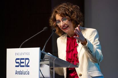 La vicepresidenta primera del Gobierno y ministra de Hacienda, María Jesús Montero, durante un encuentro informativo de la Cadena Ser en Sevilla, este viernes.