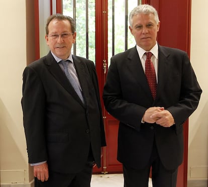 Emilio Llera junto a Francisco Menacho en el acto de la entrega de la cartera de justicia.