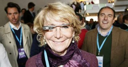 La presidenta del PP de Madrid, Esperanza Aguirre, se prueba las 'Google Glass'.