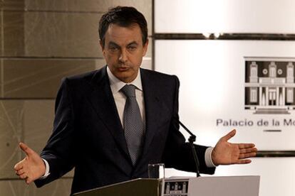 El presidente del Gobierno, José Luis Rodríguez Zapatero, durante su comparecencia en La Moncloa.
