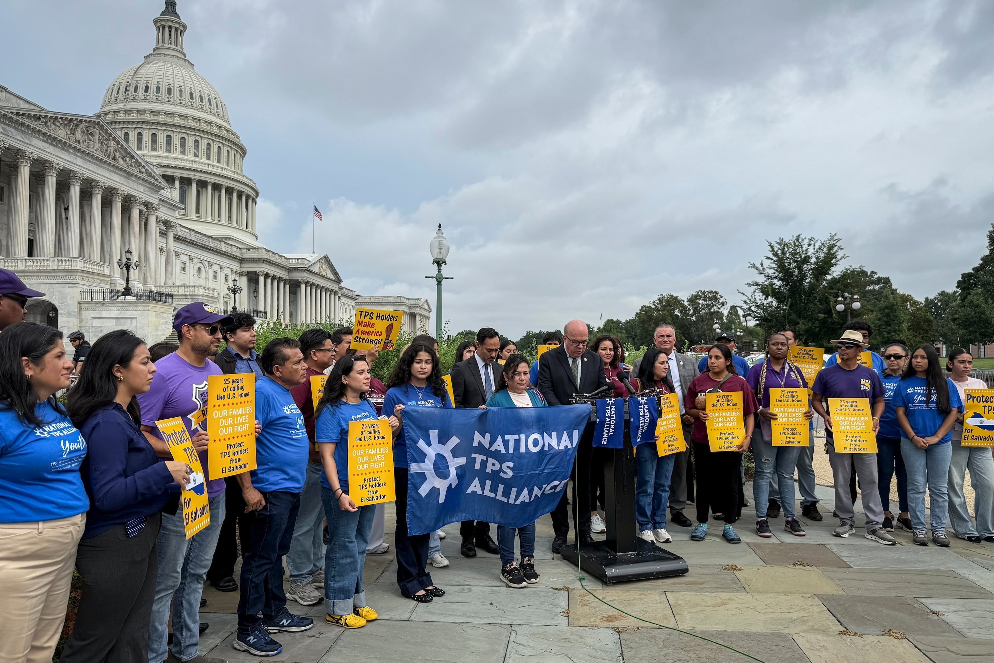 Congresistas y activistas piden en el Capitolio la extensión del TPS de El Salvador, que acaba en seis días