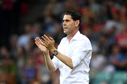 Fernando Hierro en la banda en un partido de España del Mundial de Rusia. Camisa blanca, relajada elegancia y su amuleto.