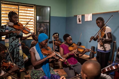 En esta escuela se aplica el método de aprendizaje de transmisión oral y generacional de Burkina Faso, por eso, las alumnas que tienen más experiencia y que acumulan años de clases de violín en el colegio transmiten sus conocimientos a los más pequeños.