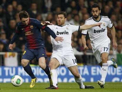 Messi trata de irse de Xabi Alonso y Arbeloa en el partido de ida. 