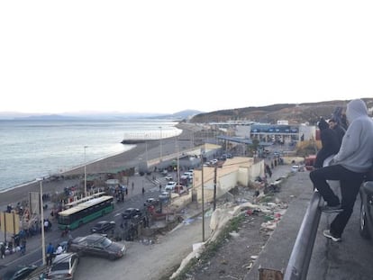 Vista de la frontera de El Tarajal, desde el monte Chico, donde se ubica el barrio de El Príncipe.