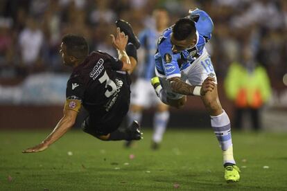 Lucas Barrios disputa el balón frente a Maximiliano Velázquez durante la final.