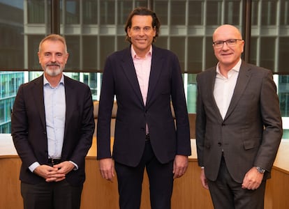 (De izquierda a derecha) Marc Murtra, Lutz Schüler y Ángel Vilá, tras la reunión mantenida hoy en Londres.