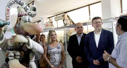 Ximo Puig y Joan Calabuig, en el museo del gremio fallero de Valencia. 