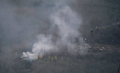 Bombeiros no local do acidente de helicóptero.