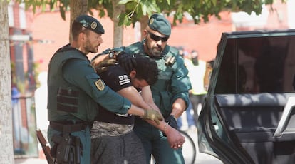 La Guardia Civil conduce a un detenido por yihadismo el pasado septiembre en Vinaròs ( Castellón).