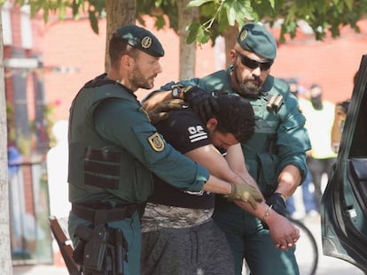 La Guardia Civil conduce a un detenido por yihadismo el pasado septiembre en Vinaròs ( Castellón).