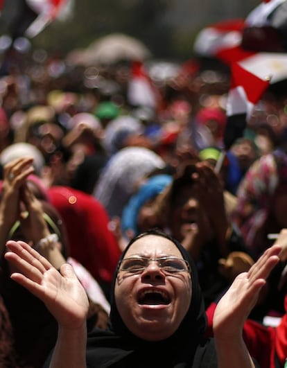 Un manifestante, que está en contra del ex presidente egipcio, Mohamed Mursi, en la Plaza Tahrir en El Cairo .