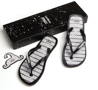 Havaianas colabora con el estudio de diseño gráfico Reality to Idea para lanzar una colección que fusiona el espíritu bohemio y de contracultura de Venice Beach (Los Ángeles) con el blanco y negro que caracteriza al diseñador Joshua Vides. La serie se compone de los modelos Top y Tradi Zori de Havaianas, una camiseta, calcetines y una toalla de playa. A la venta en la página web de la firma de calzado [Havaianas.com] y en la web multimarca highsnobiety.com. Precio: 45 euros.