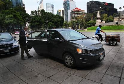 Un pasajero aborda un Uber, en la Ciudad de México.