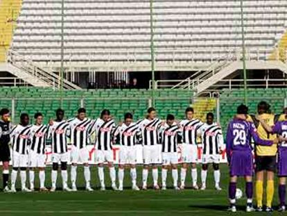 Ante las gradas vacías, los futbolistas del Fiorentina y el Udinese guardan un minuto de silencio por el policía asesinado en Catania.