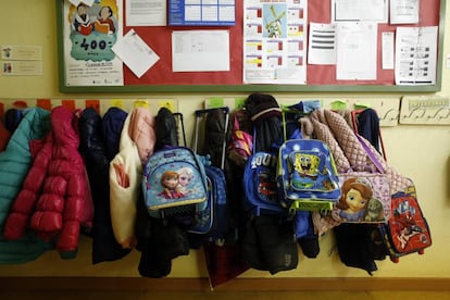 Mochilas en un aula.