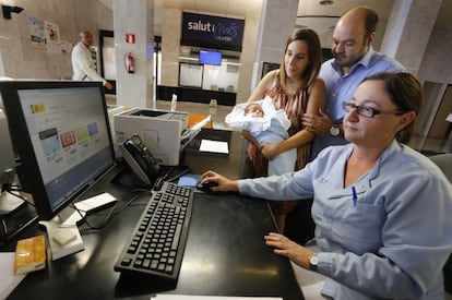 Los padres de Marc inscriben al pequeño en el Registro Civil desde el hospital.