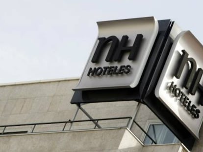 El logo de NH, en un hotel en el centro de Madrid.