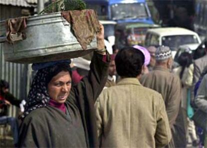 El Parlamento de India debate estos días un importante paquete legislativo para reforzar los derechos de la mujer. En la imagen, una pescadera musulmana en la ciudad de Srinagar, en Cachemira.