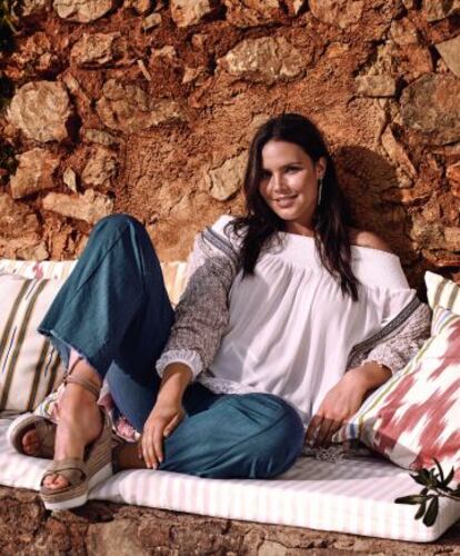 La modelo Candice Huffine, imagen de la marca Violeta by Mango