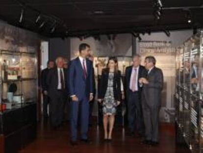 Los Principes de Asturias, Felipe (4d) y Letizia (3d), acompañados por el ministro español de Asuntos Exteriores, José Manuel García-Margallo (2d), atienden a las explicaciones de Victor Grifols (d), presidente de la empresa, durante su visita a la planta de producción de Grifols en Los Ángeles (EE.UU.).