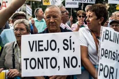 <p><strong>Por qué:</strong> En opinión de José Elías, si se toca el tema de una pensión insuficiente de los abuelos y de cómo solucionar los problemas económicos derivados, "pueden surgir puntos de vista encontrados y una cena navideña no es el contexto adecuado para tratar estos asuntos tan delicados".</p> <p><strong>Qué hacer si sale el tema:</strong> lo primero es escuchar atentamente a la persona que lo plantea. "Una vez esbozado, rápidamente ponerse en su lugar (mostrar empatía), aceptando que es un tema importante, que hay que solucionar; con un tono agradable, manifestar que no es el momento para abordarlo, ya que no se dan las condiciones necesarias. Gratificar al otro e inundarle de sentimientos positivos (sonrisa, mirada afectuosa, reconocer su malestar con la cabeza) y una conducta que favorezca el acercamiento. Dar a entender expresa y tácitamente que todos los afectados deben buscar el momento oportuno y el tiempo necesario para hablar, y así tomar la mejor decisión. Para terminar, elogiar cualquier cualidad real que tenga la persona que ha comentado el tema", explica el también director del <a href="https://www.centrojoselias.com/" rel="nofollow" target="_blank">Centro Joselias</a>, de Madrid.</p>