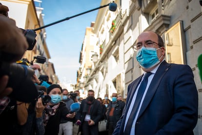 El ministro de Cultura y Deporte, Miquel Iceta, a la salida de capilla ardiente.