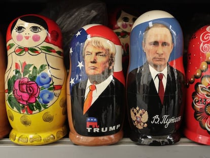 Las figuras de Donald Trump y Vladimir Putin decorando unas mu&ntilde;ecas rusas en San Petersburgo.