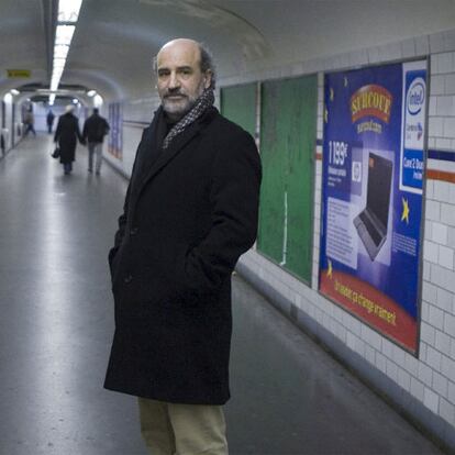 El novelista donostiarra Fernando Aramburu, en el metro de París.