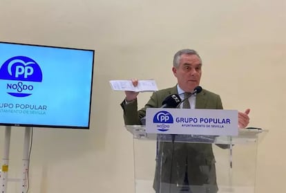 El delgado de Hacienda del Ayuntamiento de Sevilla, Juan Bueno, muestra un talonario del partido en la rueda de prensa en la que ha negado que cobrara sobresueldos del PP, este miércoles en la capital andaluza.