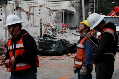 Operarios trabajan en una zona da&ntilde;ada por el terremoto en Ciudad de M&eacute;xico, este viernes. 