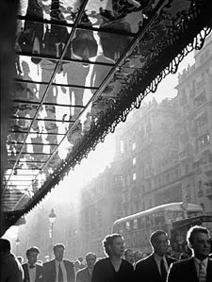 Fotografía <i>Marquesina de la Gran Vía (Madrid)</i>, de Català-Roca.