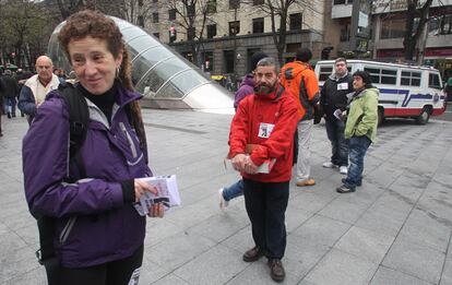 Los trabajadores del Metro de Bilbao han instalado en algunas bocas del suburbano piquetes informativos para explicar a los usuarios los motivos de la huelga convocada.