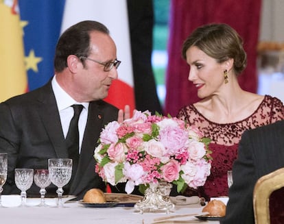 Doña Letizia conversa con Hollande durante la cena.