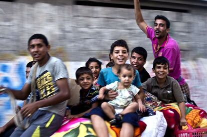 Una familia de palestinos se dirigen hace su casa en un carro de caballos en Shejaiya, uno de los barrios más golpeados por los bombardeos.