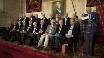 Santiago Grisol&iacute;a se dirige a los asistentes al acto de los Premios Rey Jaime I junto a los Nobel del jurado.