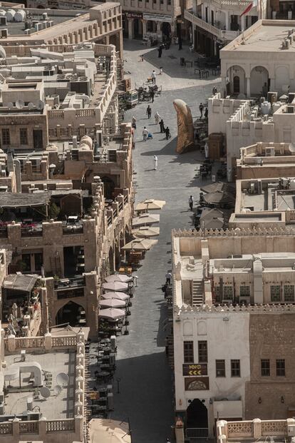 El zoco de Doha y la obra ‘Le Pouce', del artista francés Cesar Baldaccini.