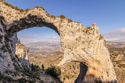 El monumento natural Els Arcs, en la vertiente norte de la Serra de la Xortà, muy cerca de la población alicantina de Castell de Castells. 