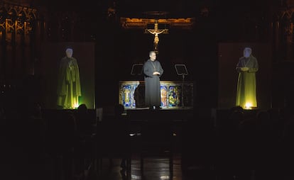 El abad de Montserrat, Manel Gasch, rodeado por dos hologramas, en el acto que da inicio a los actos del milenario del monasterio.