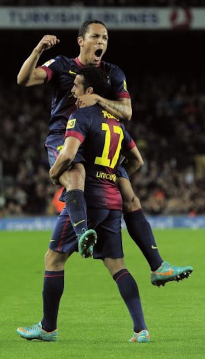 Adriano celebra su gol al Celta con Pedro.