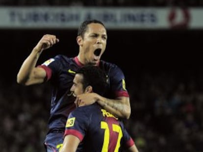 Adriano celebra su gol al Celta con Pedro.