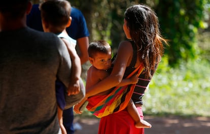 Una mujer yanomami camina con su hijo en el Estado brasileño de Roraima.