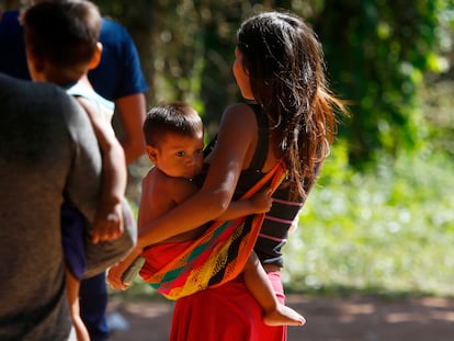 Una mujer yanomami camina con su hijo en el Estado brasileño de Roraima.