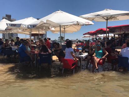 La terraza de la Cantina del Titi, en La Casería, cuando sube la marea en verano.