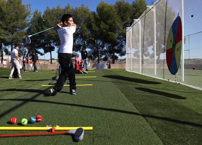 Un niño juega al golf en Brea.