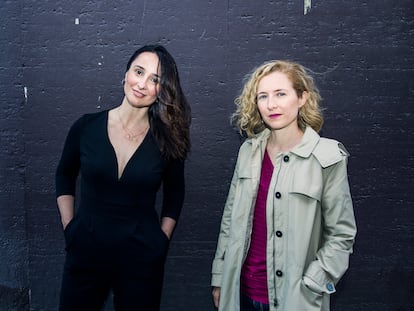 Marisa Fernández Armenteros y María del Puy Alvarado (de izquierda a derecha), productoras del documental 'El agente topo', nominado a los premios Oscar, en Alonso Martínez, en Madrid.