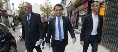 El vicepresidente del Frente Nacional, Florian Philippot (centro), hace campaña electoral en la localidad de Forbach, al este de Francia.