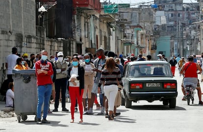 Algunos cubanos hacen fila para comprar alimentos en La Habana, Cuba.